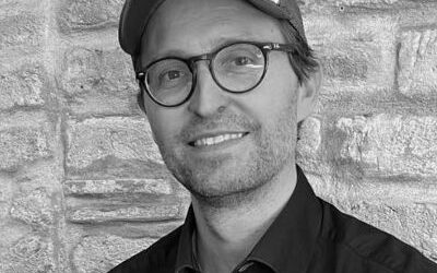 À LA FOIS COMÉDIEN, ANIMATEUR TV ET MAÎTRE DE CONF EN SCIENCES ÉCONOMIQUES…